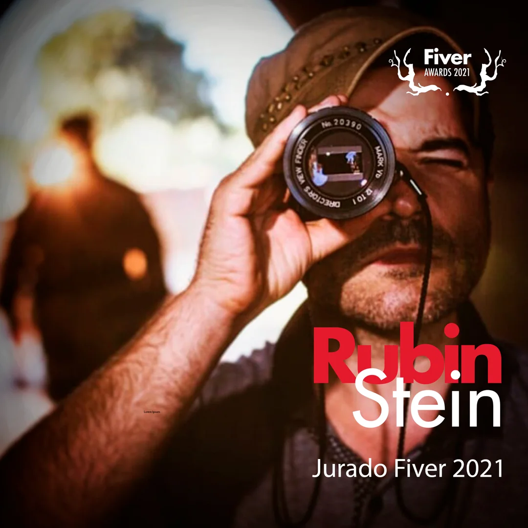 Gráfica del Jurado Fiver 2021 con foto de Rubin Stein mirando a través de un objetivo fotográfico y el logo Fiver Awards 2021.