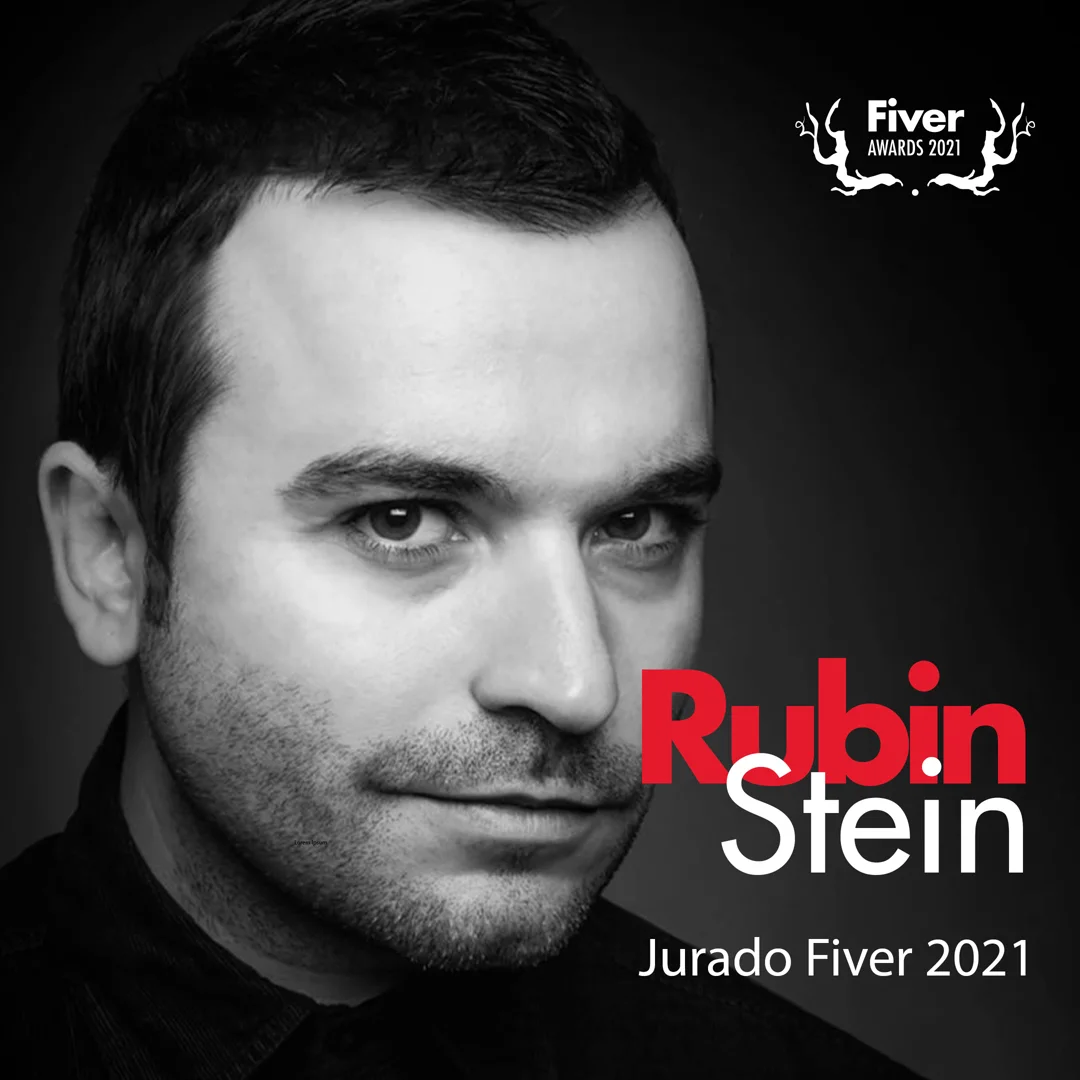 Gráfica del Jurado Fiver 2021, en blanco y negro, con retrato de estudio de Rubin Stein y el logo Fiver Awards 2021.