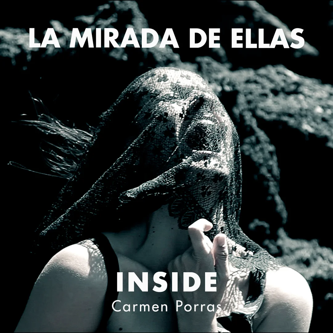 Post del feed "La Mirada de Ellas" del Instituto Cervantes, en blanco y negro, con fotograma de la pieza "Inside" de Carmen Porras y el logo Fiver.