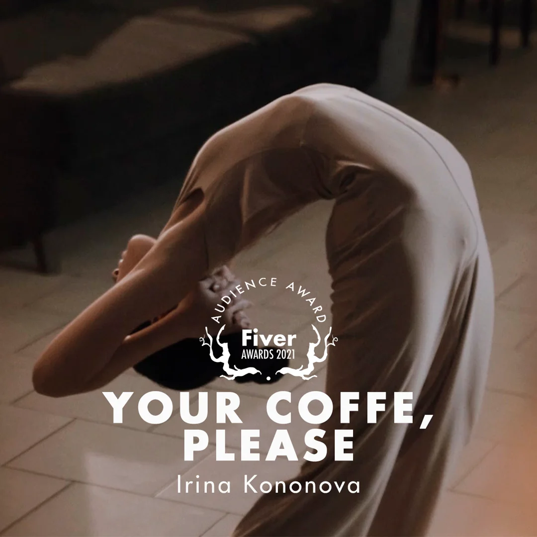 Gráfica de ganador de los Fiver Awards 2021 (Audience Award) con foto de una persona danzando y el título "Your Coffe, Please" de Irina Kononova.