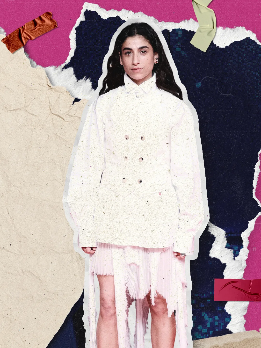 Recorte de una mujer con conjunto blanco de chaqueta abotonada con textura moteada y falda plisada rosa transparente, sobre fondo de papel rasgado azul y magenta.