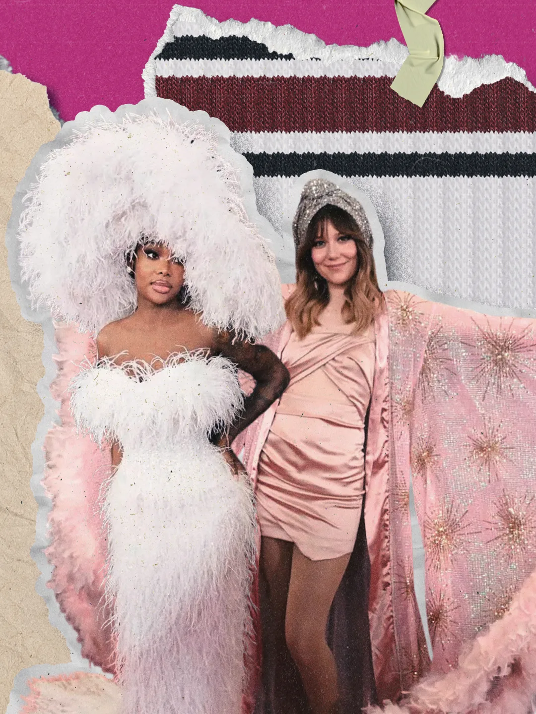 Recorte de dos mujeres con looks de plumas y brillo: una con vestido blanco ajustado y enorme tocado de plumas blancas, otra con minivestido rosa satinado y turbante plateado de brillantes, sobre fondo de tela a rayas granates.