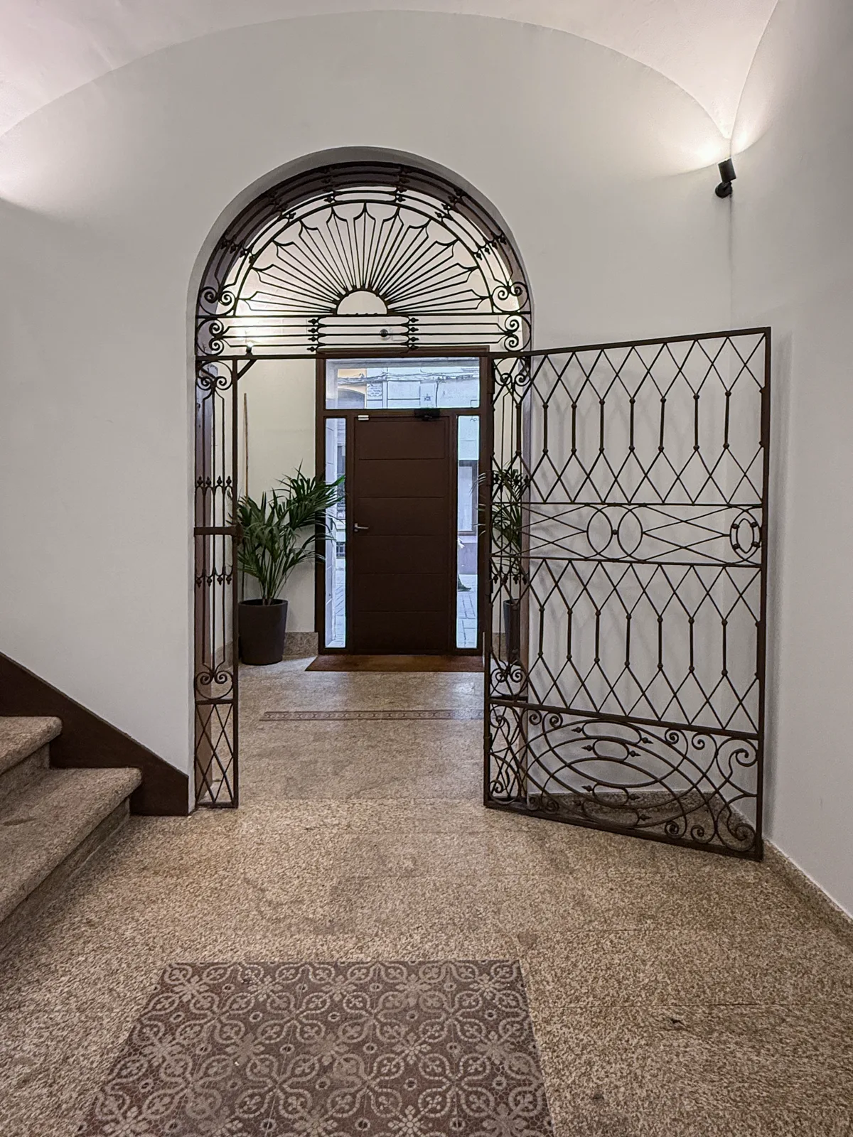 La entrada, con la verja de forja