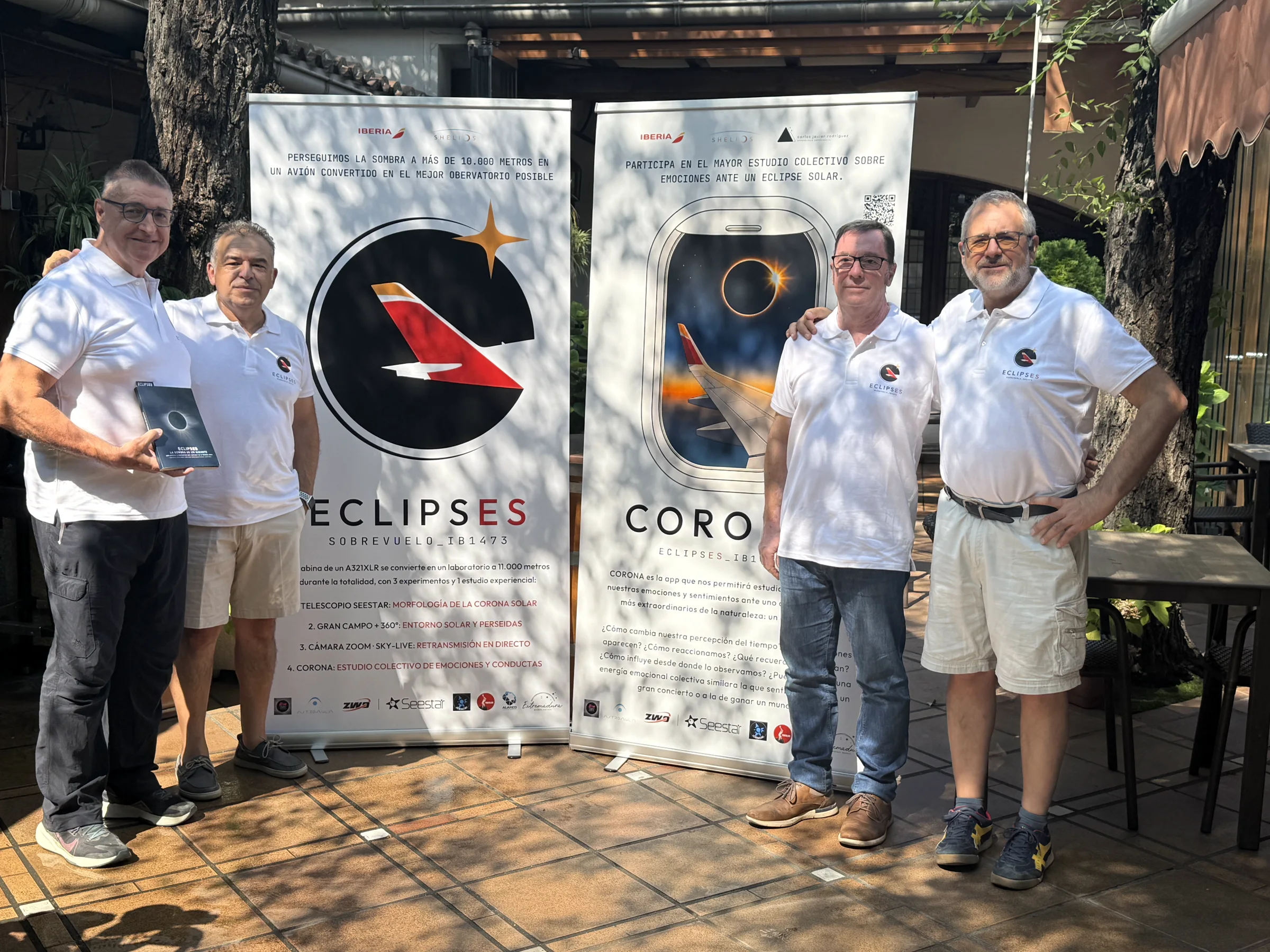 El equipo de la misión, delante de los banners