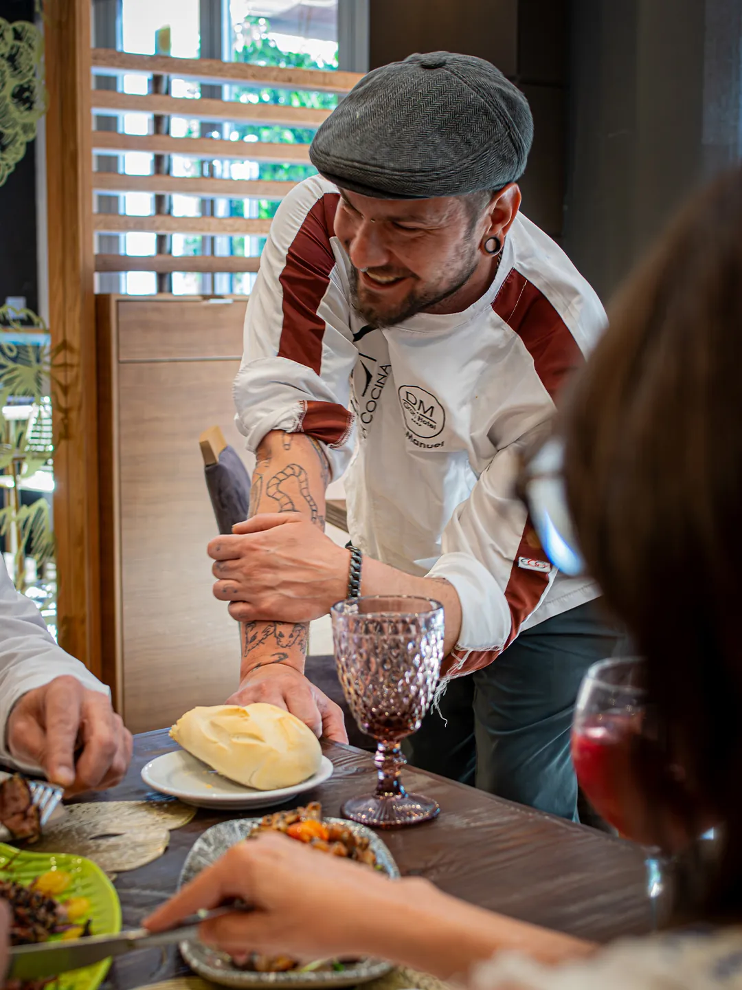 El chef de Origen emplatando en sala