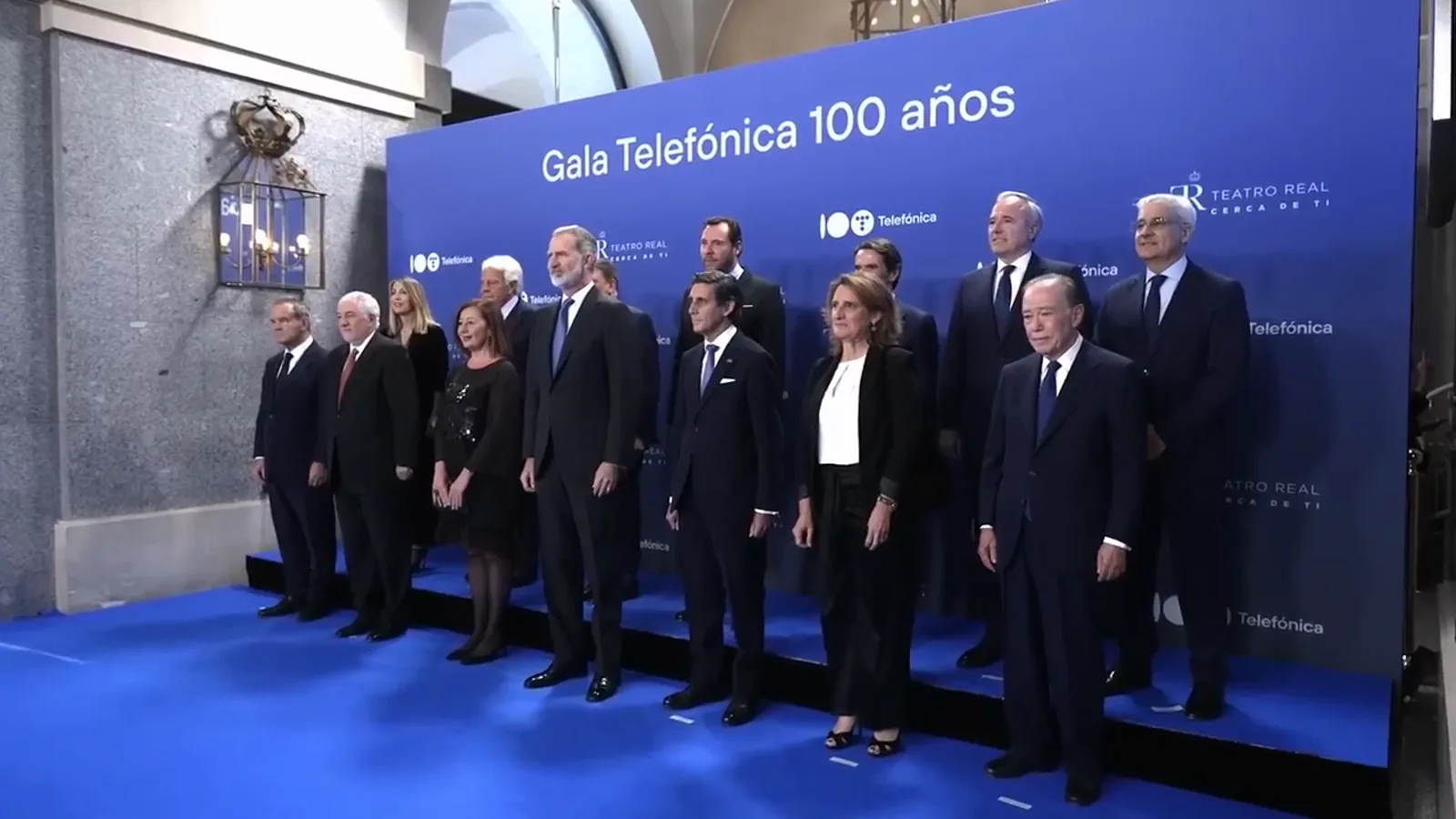 Fotografía de familia de autoridades ante el photocall de la Gala Telefónica