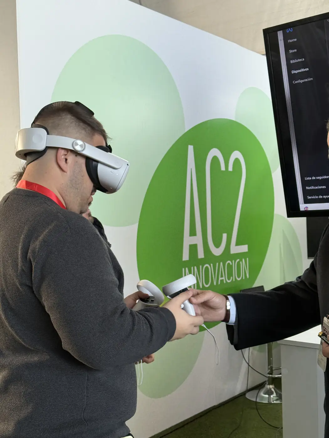Un visitante prueba unas gafas de realidad virtual en un stand